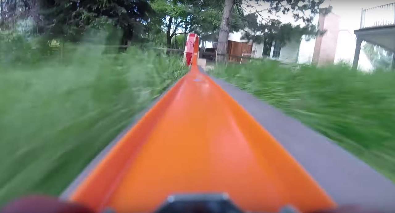 Экстремальный драйв во дворе: мертвая петля и водные процедуры