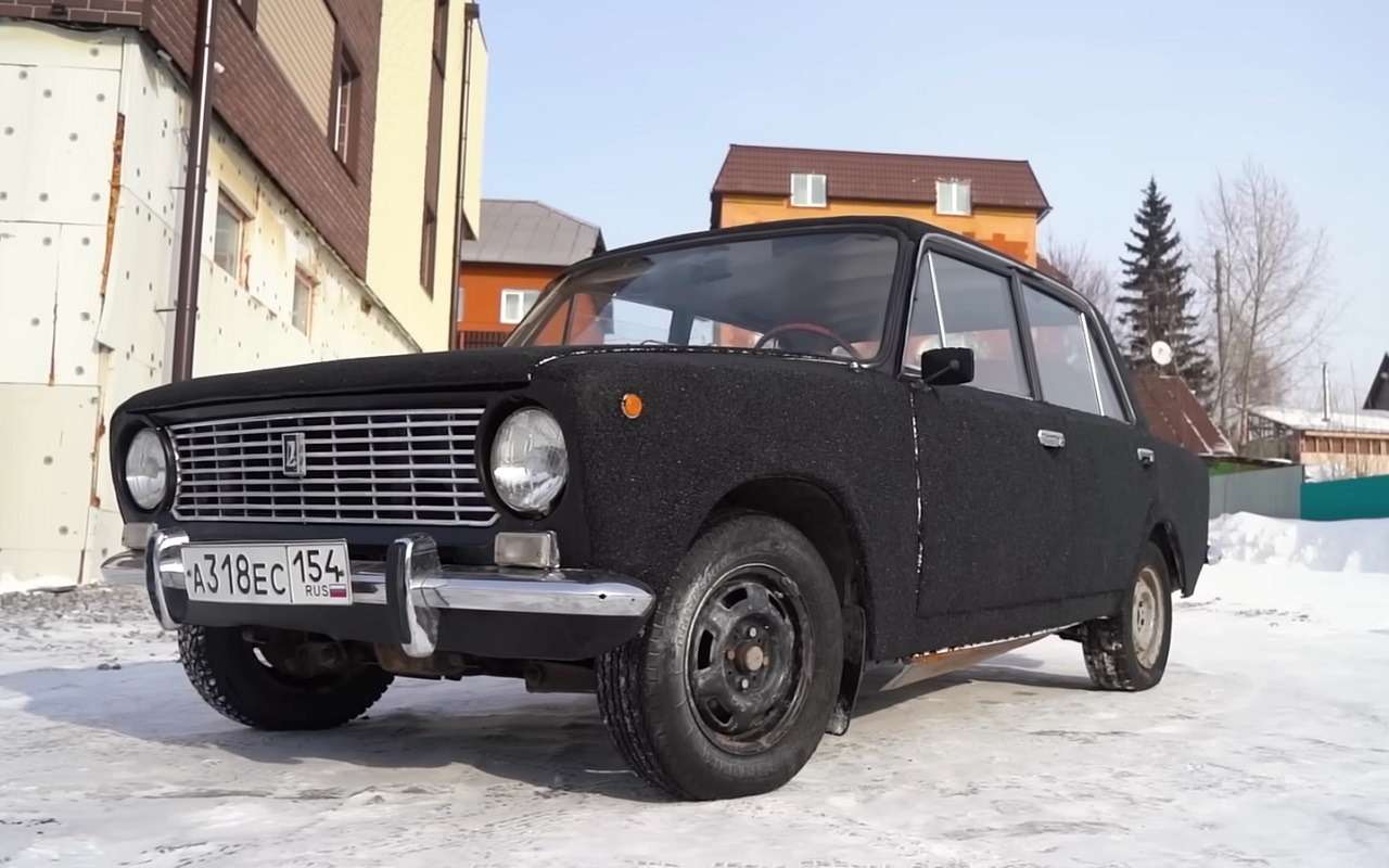 Блогеры «закатали» Жигули в автомобильную шину