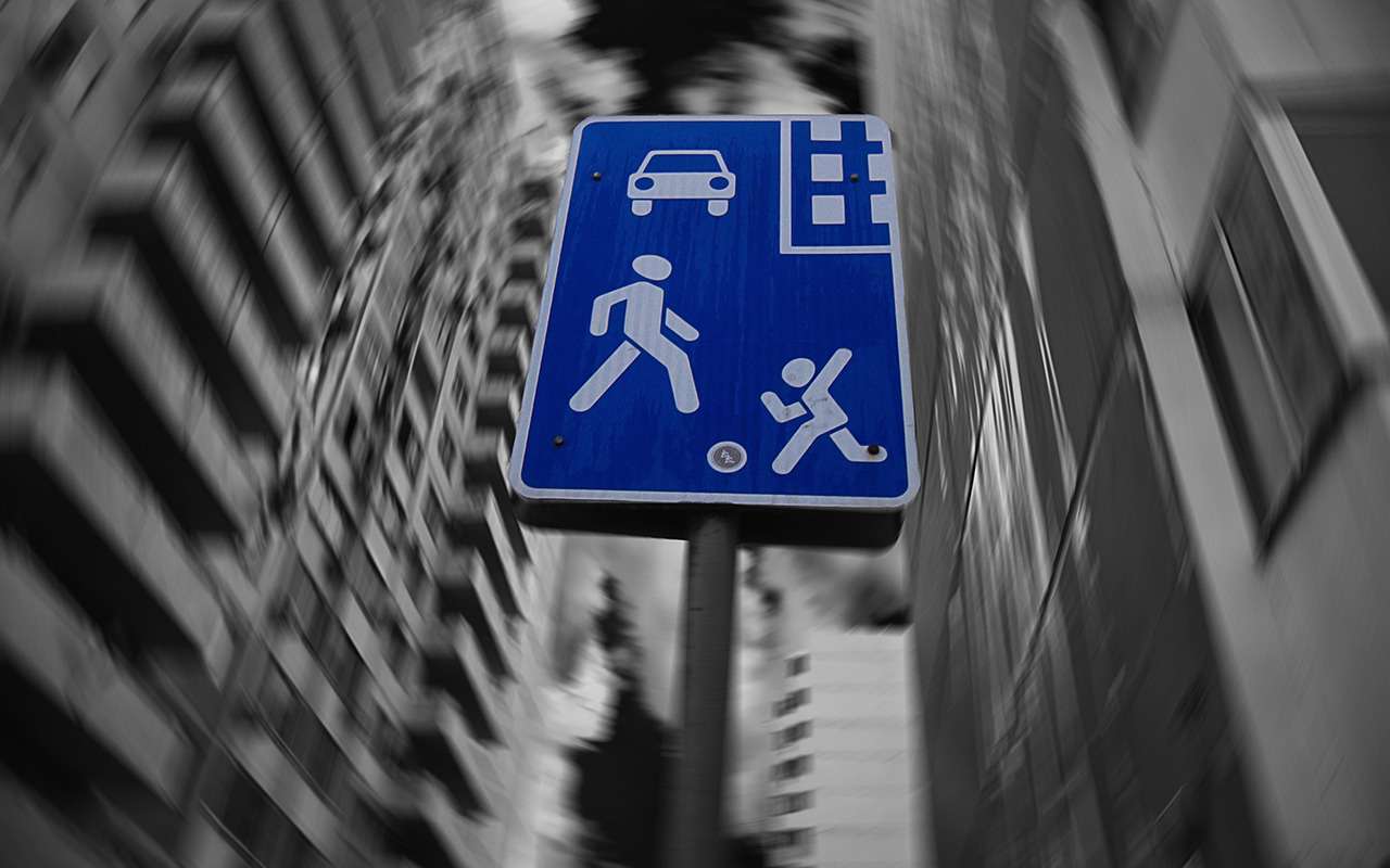 Стой! Кто ползет?! — 7 наивных вопросов о движении во дворе