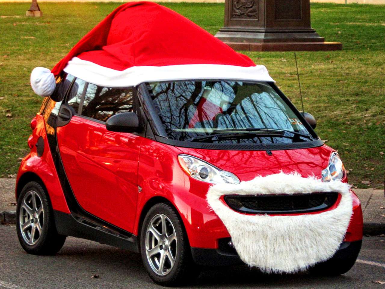 Самые безумные украшения для автомобилей на Новый год