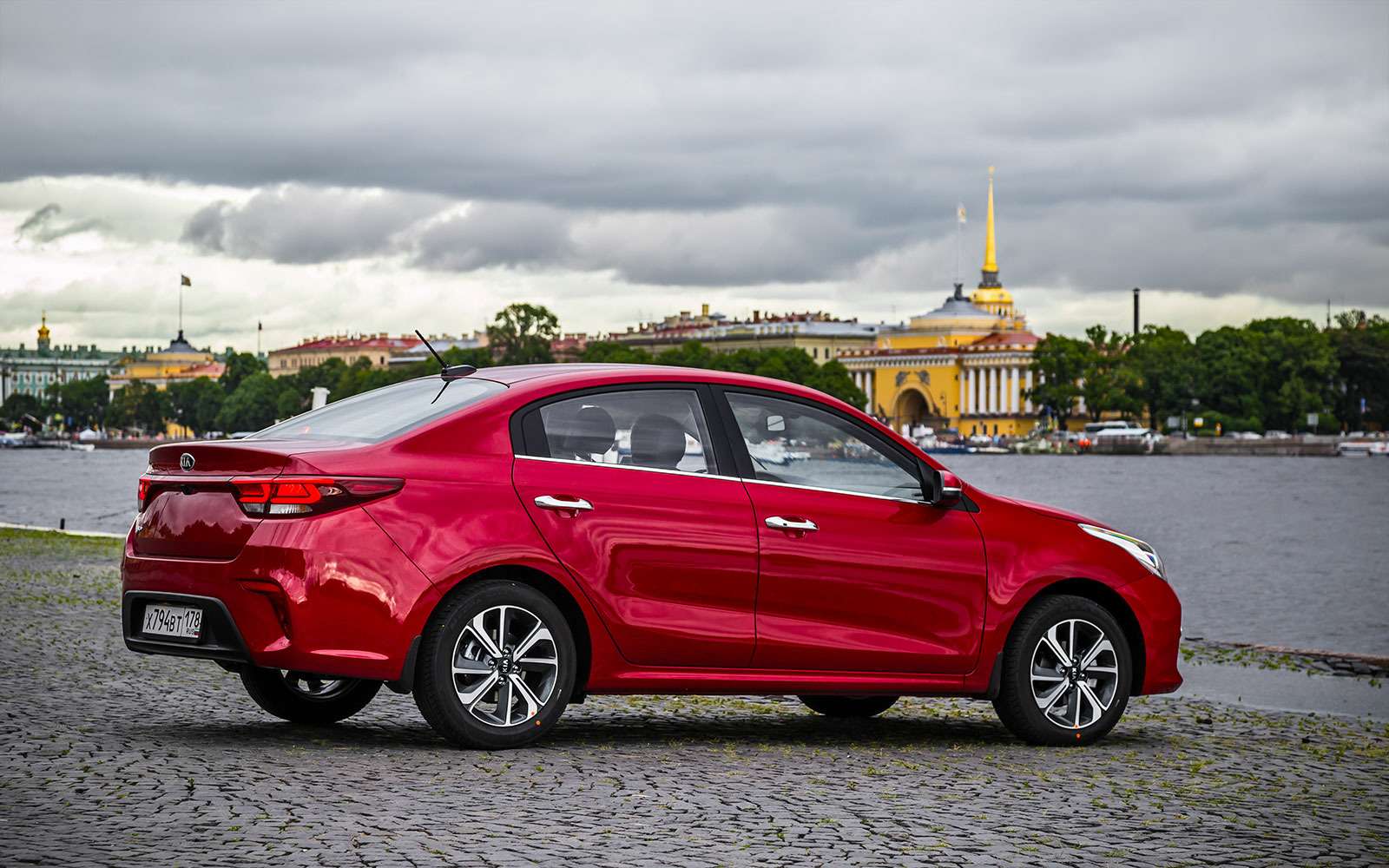 Kia Rio 2021 года красная