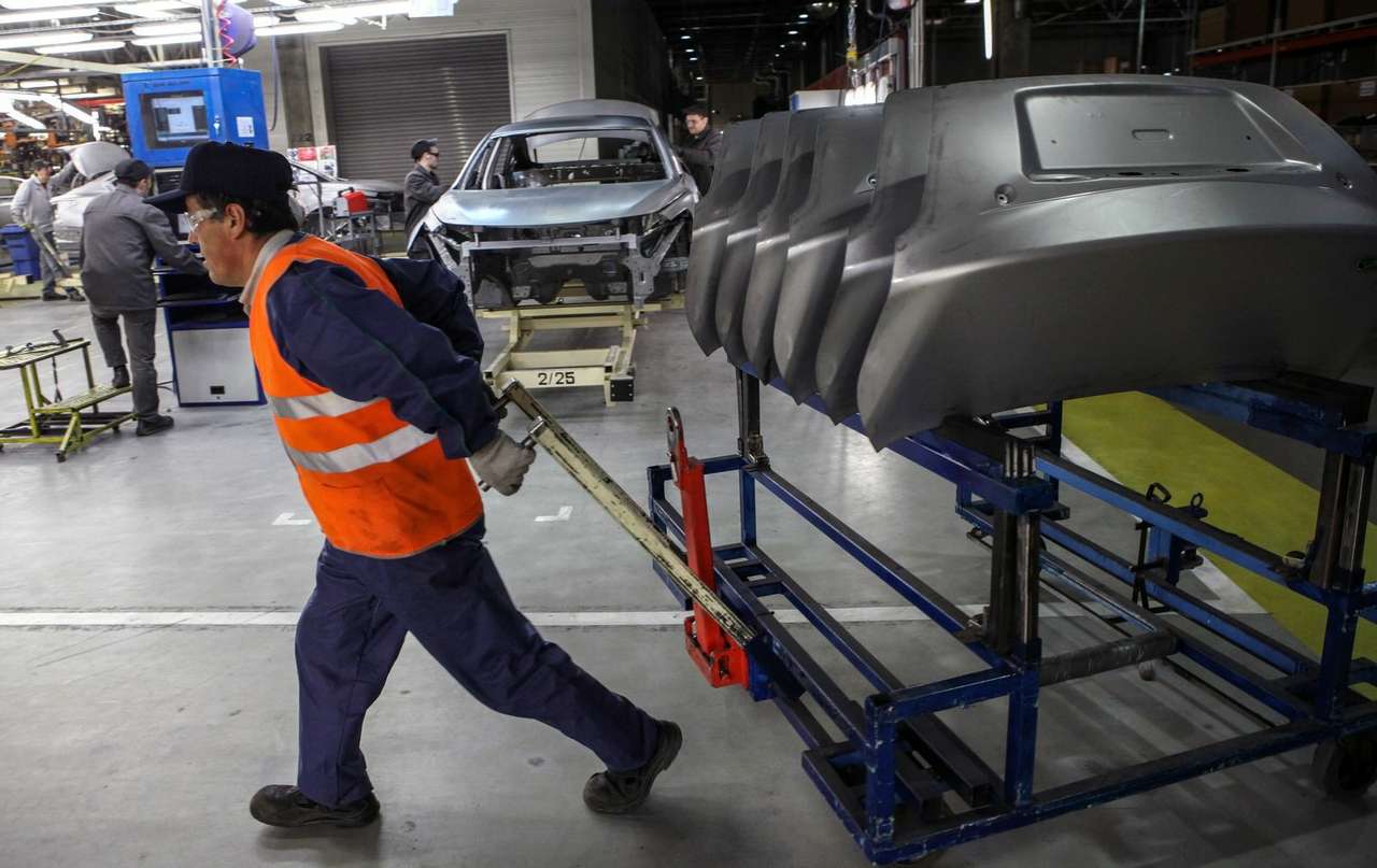 Выпуск автомобилей в России в 2015 году упадет минимум на 10%