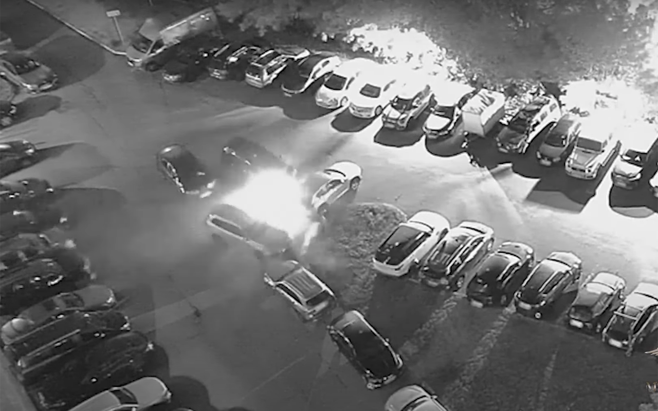 Угадайте концовку видео: двое парней заходят во двор, заставленный машинами...