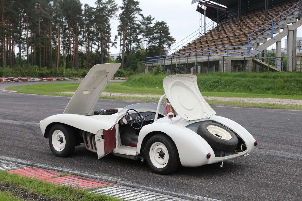 Автомобиль задумывали именно как гран-туризмо – с дверями. Ни комфорта, ни безопасности – чистая романтика 1960-х.