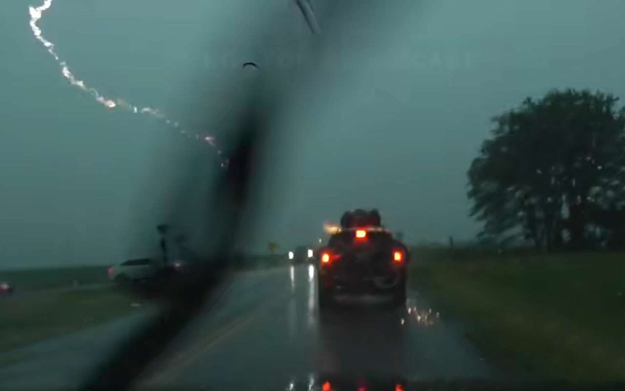 Молния прошла сквозь Джип — уникальные кадры