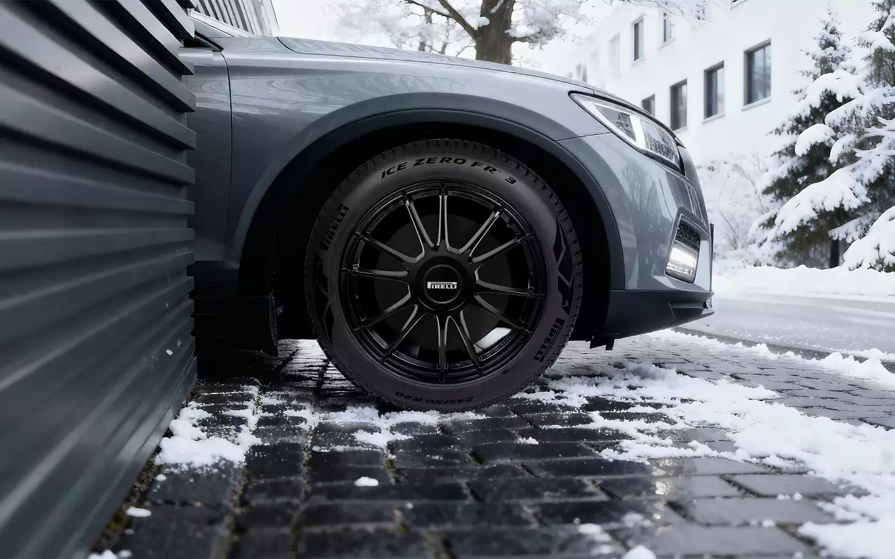 Надписи на боковине – с эффектом бархата, сделанные по технологии High Contrast Design.