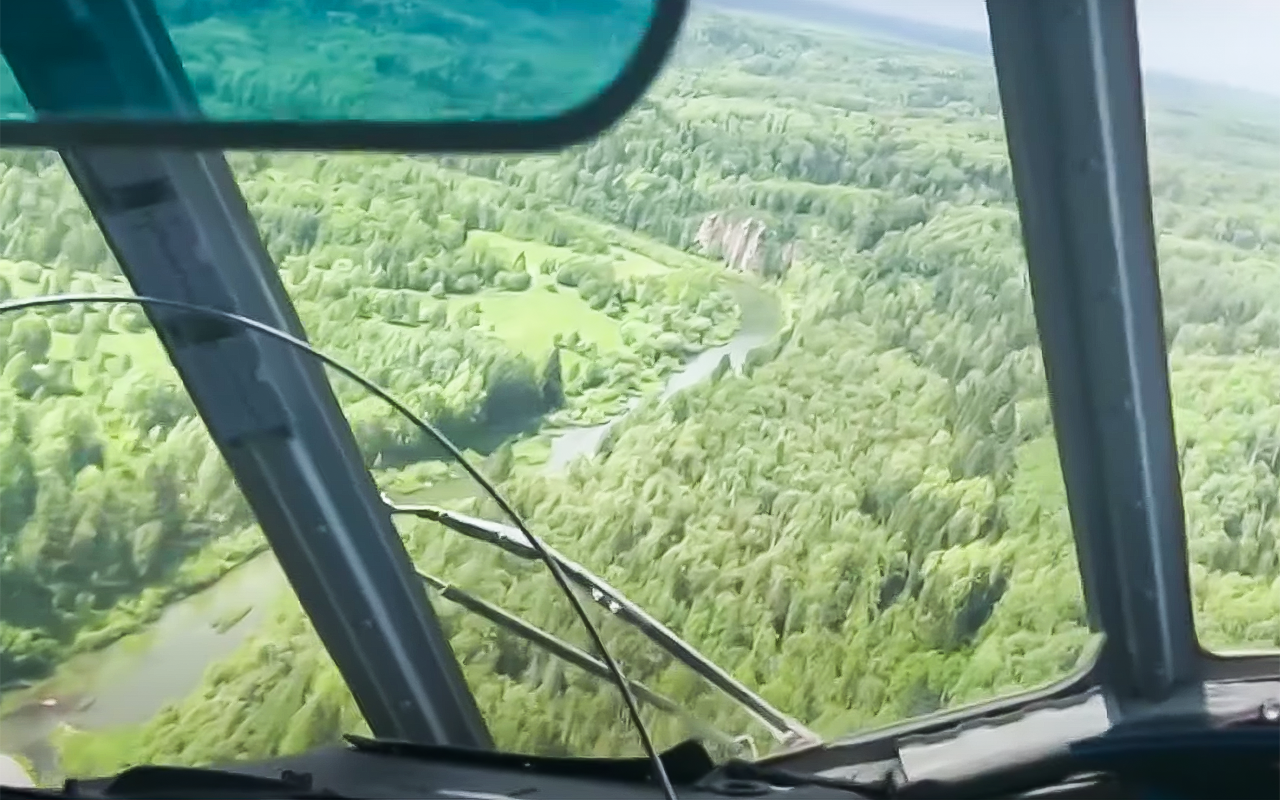 На Кузбассе разыскали пропавшую группу туристов – видео с вертолета