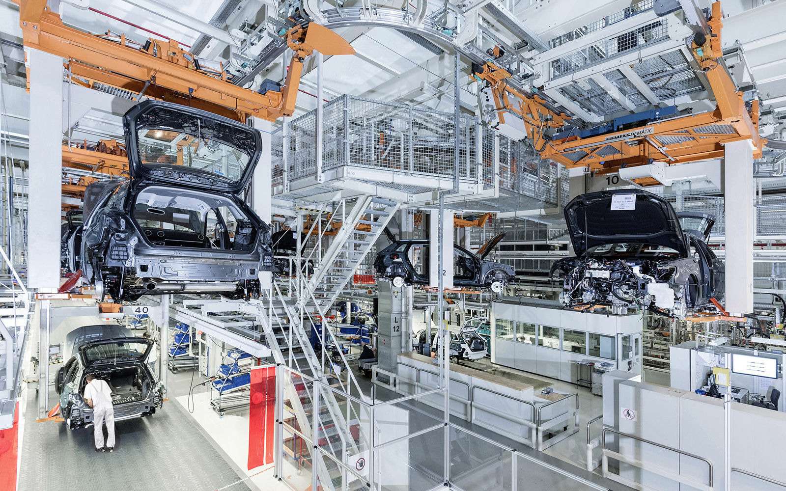 Предприятия минимальной. Audi Ingolstadt Factory. Audi Ingolstadt Factory Tour. Автомобилестроение Ауди. Конвейер завод Ауди.