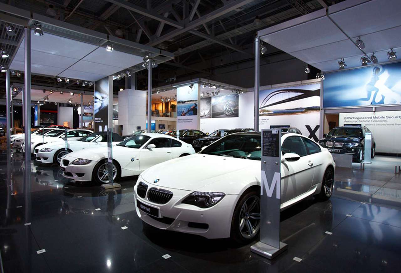 На передовой – полный М-ряд из моделей M3, M5, M6 и Z4 во всех исполнениях кузова.