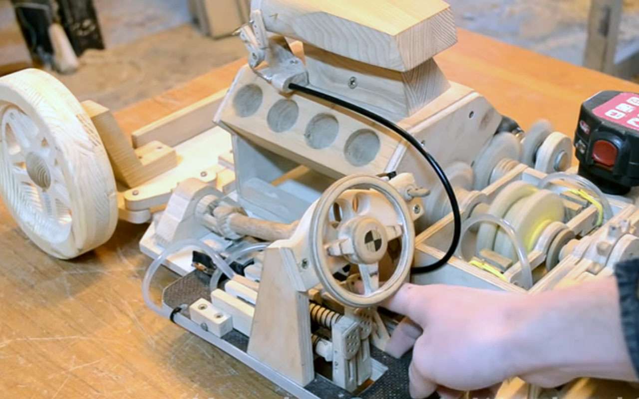 Полностью рабочая машина из дерева — видео