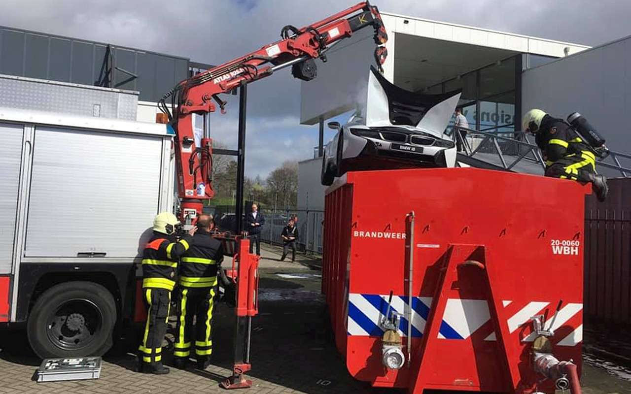 Какой автомобиль труднее всего потушить? - Электро!