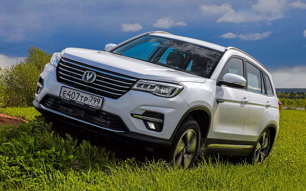 Changan CS75 FL. Цена в России 1 449 900–1 679 900 ₽. Полностью светодиодные фары – стандартное оборудование.