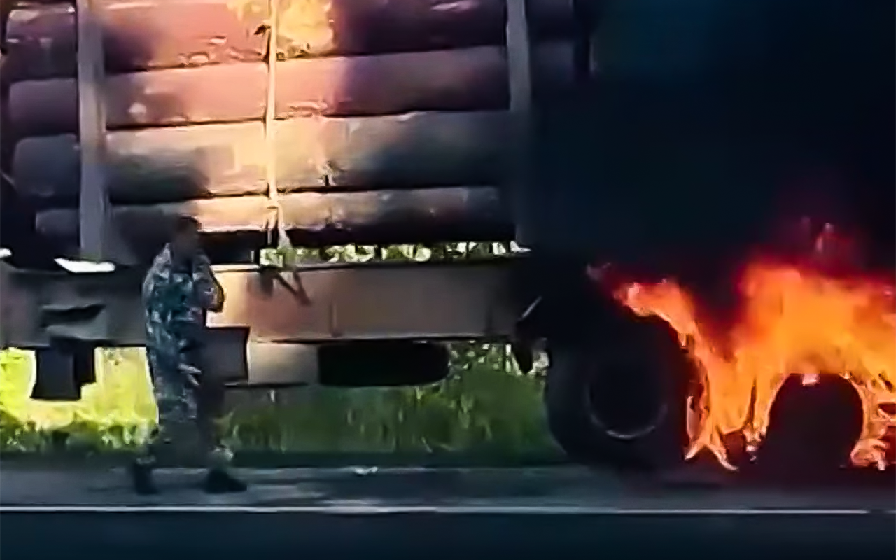 Лесовоз с грузом загорелся из-за перегретых тормозов