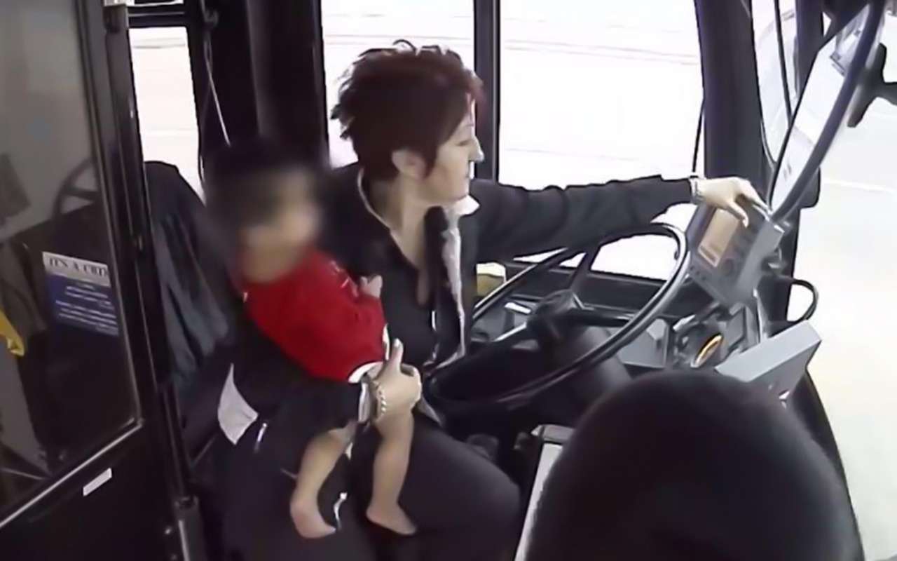 Водитель автобуса спасла блуждающего на морозе босого ребенка