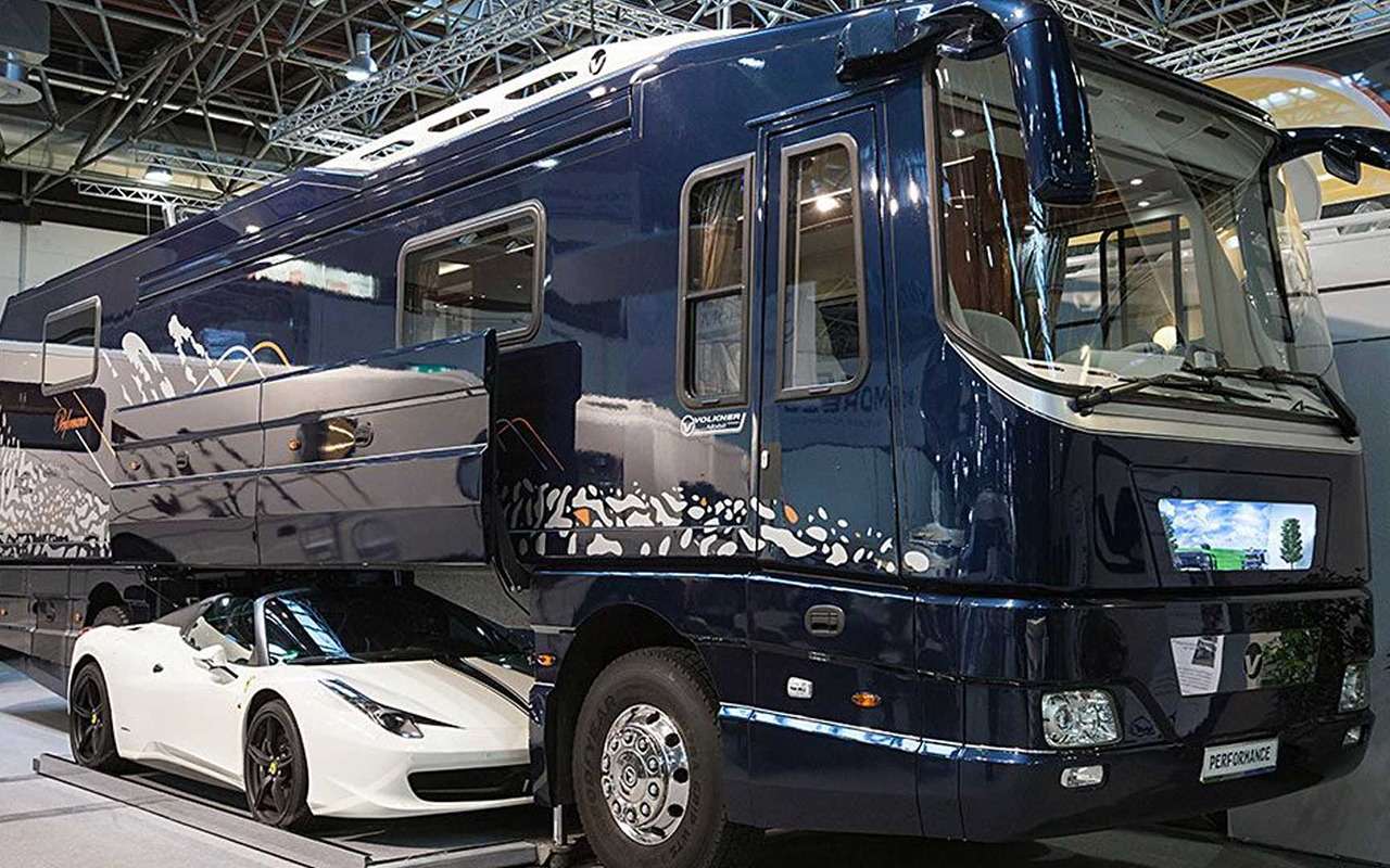 Кемпер-автобус «носит» автомобиль с собой