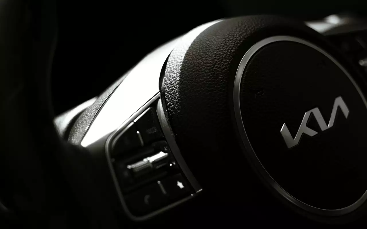 Почему эту новинку Kia называют «коробкой на колесах»? Первые фото PV7