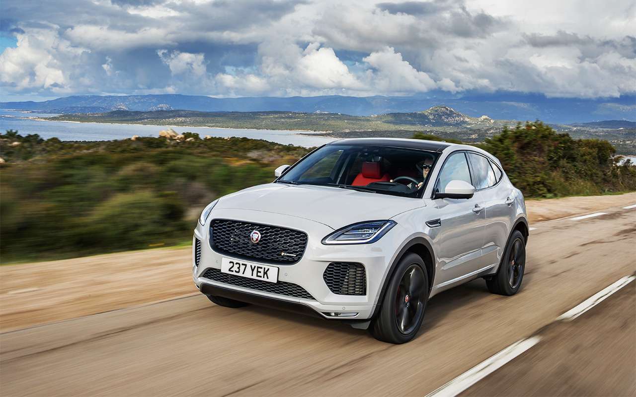 Без сомнений, E-Pace – один из самых красивых кроссоверов в классе. Очертания головной оптики напоминают о купе Jaguar F-Type.