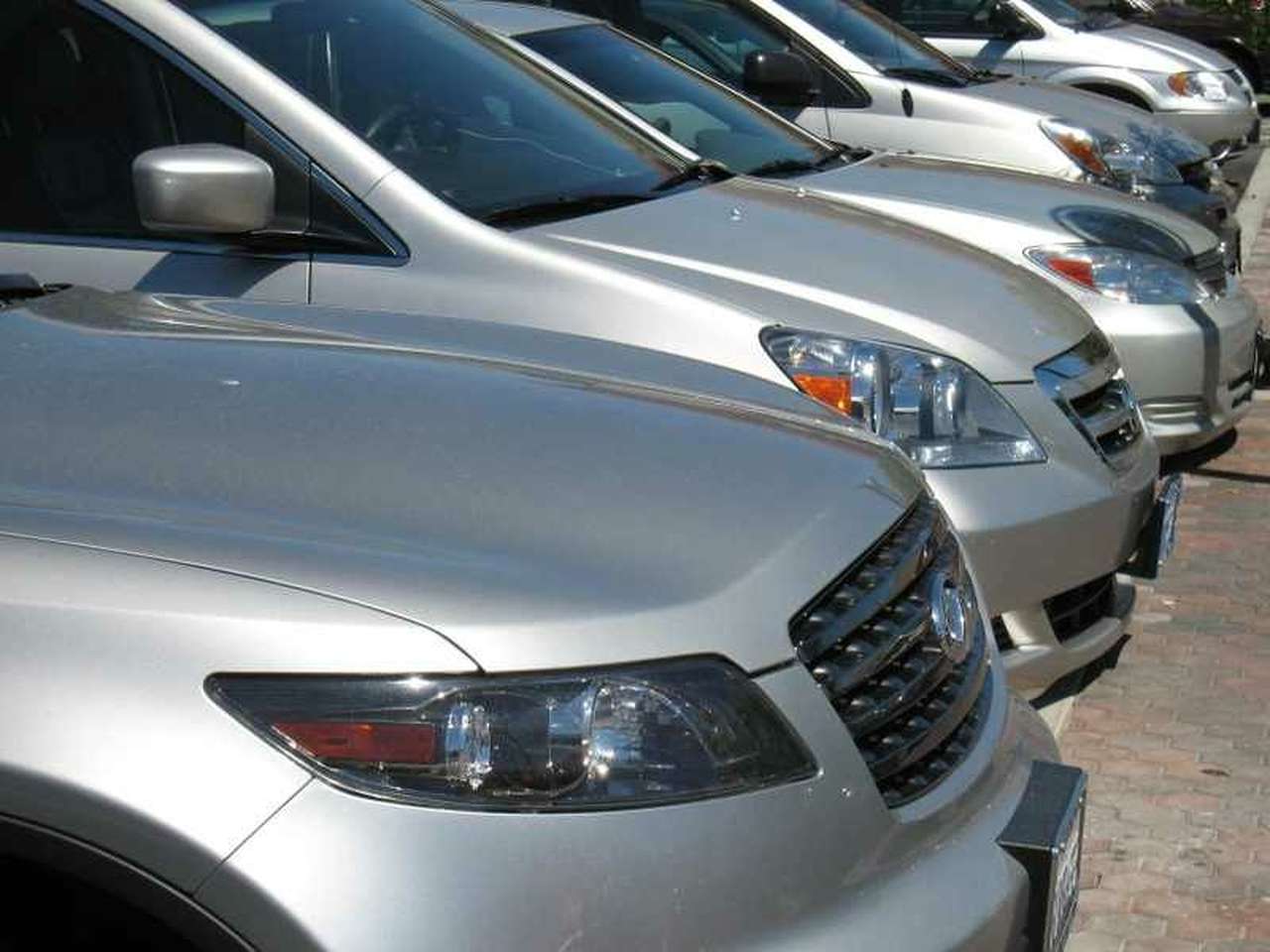 Белые и серебристые машины оказались экономичнее черных