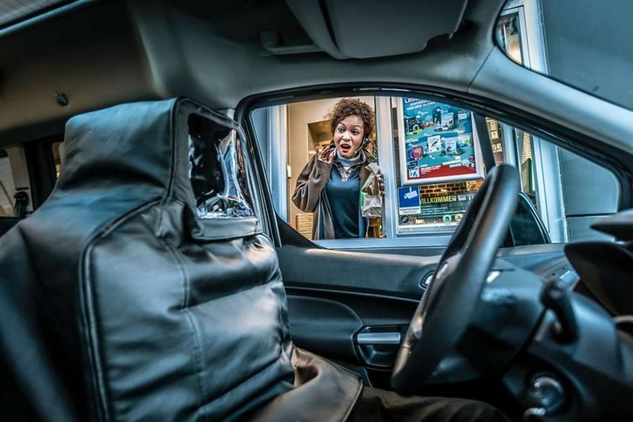 Машина едет, а водителя нет – как на это реагируют люди?