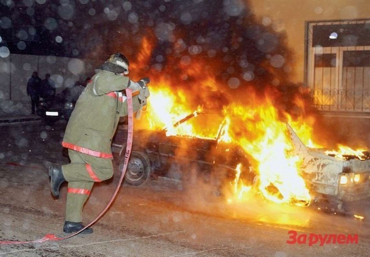 Поджигатели устроили охоту на автопарк депутата