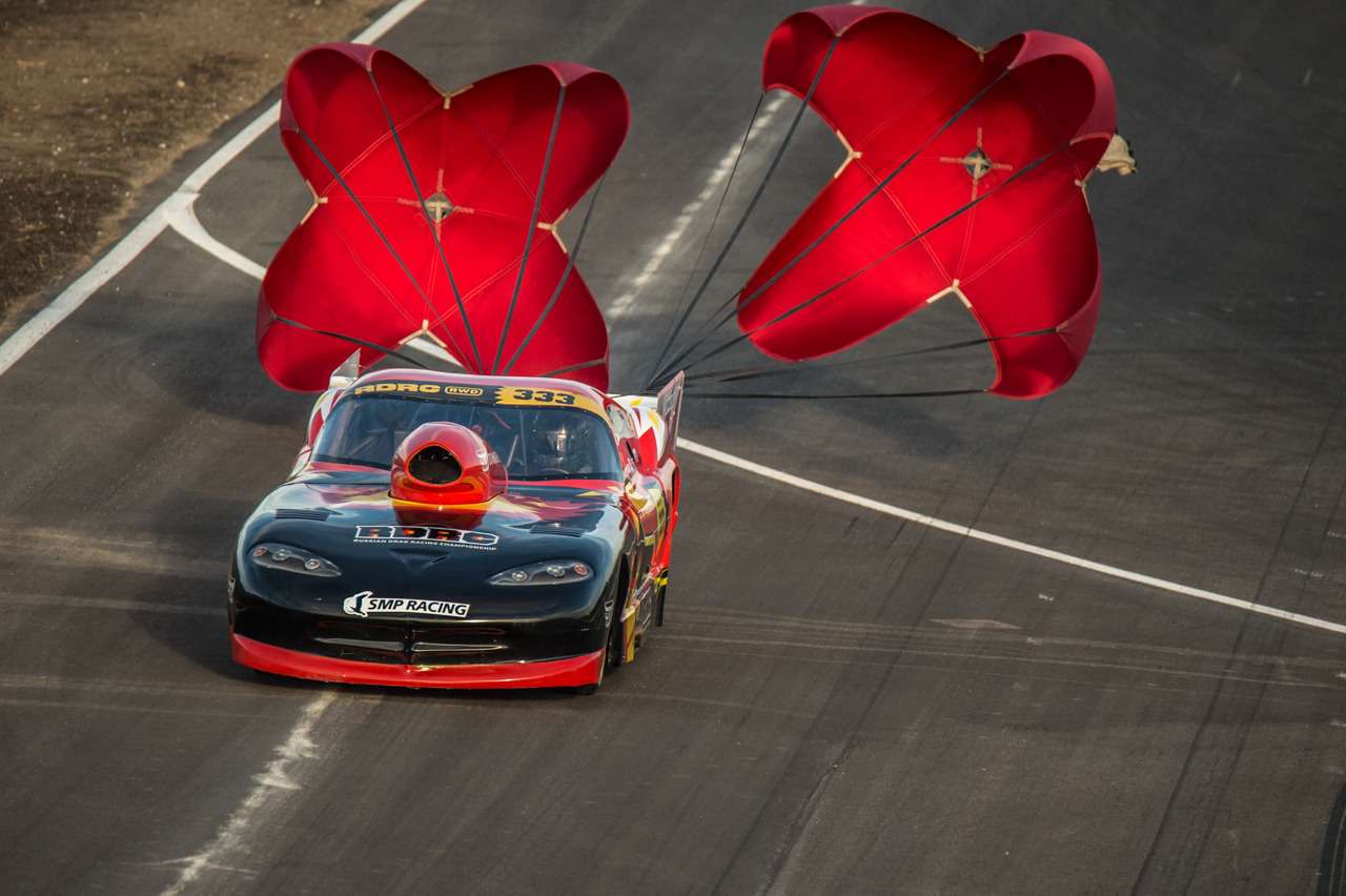 Рекорды были произведены на про-моде Dodge Viper DT (3000 л.с., 12,2 л).