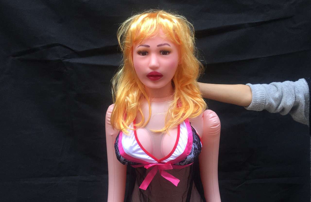 В Челябинске за рулем машины обнаружена резиновая женщина