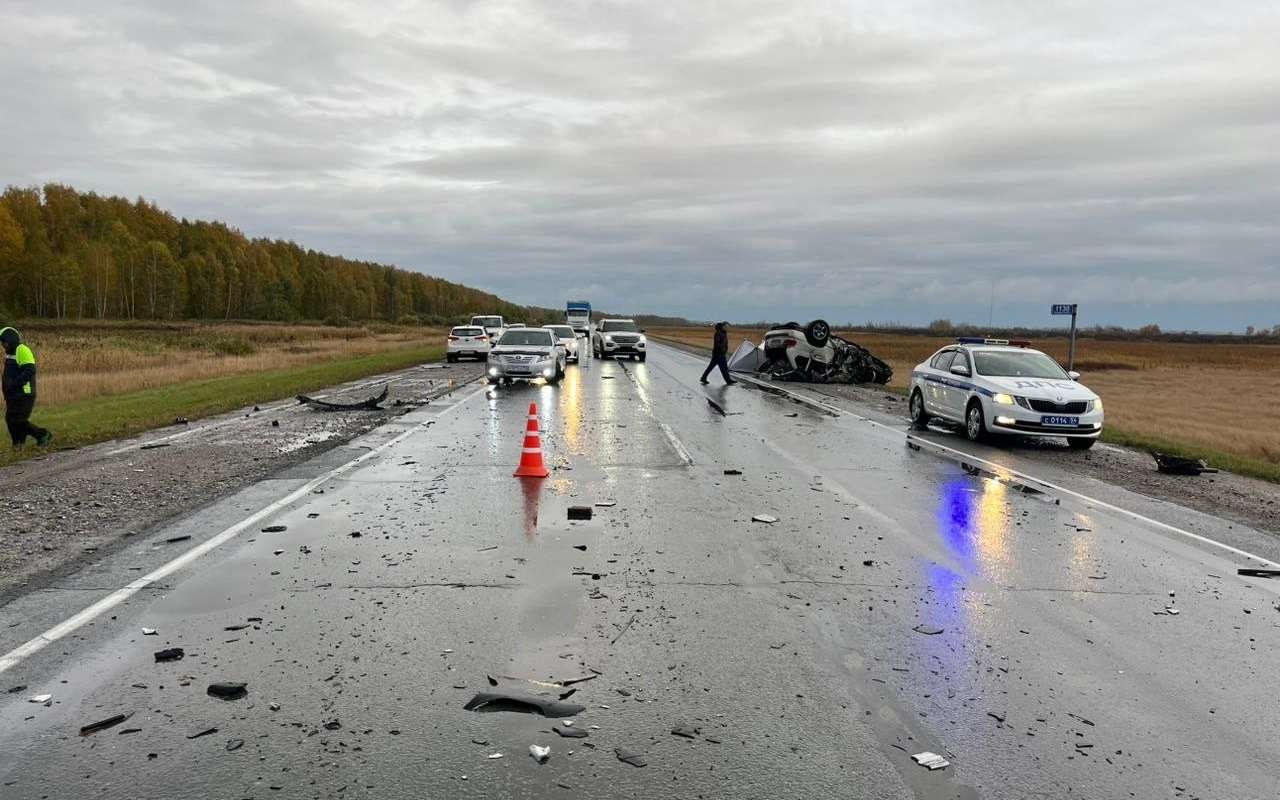 Иномарку смяло после столкновения с грузовиком: подробности смертельного ДТП