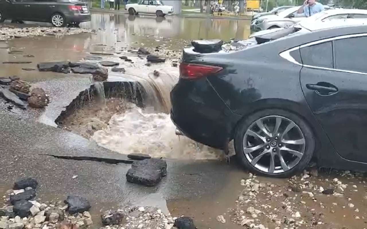 Прорвало: фонтан вскрыл асфальт и закидал машины обломками (видео)