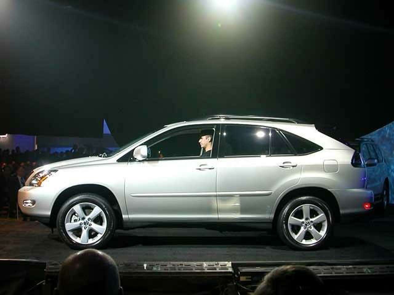 Внедорожники Lexus станут гибридами