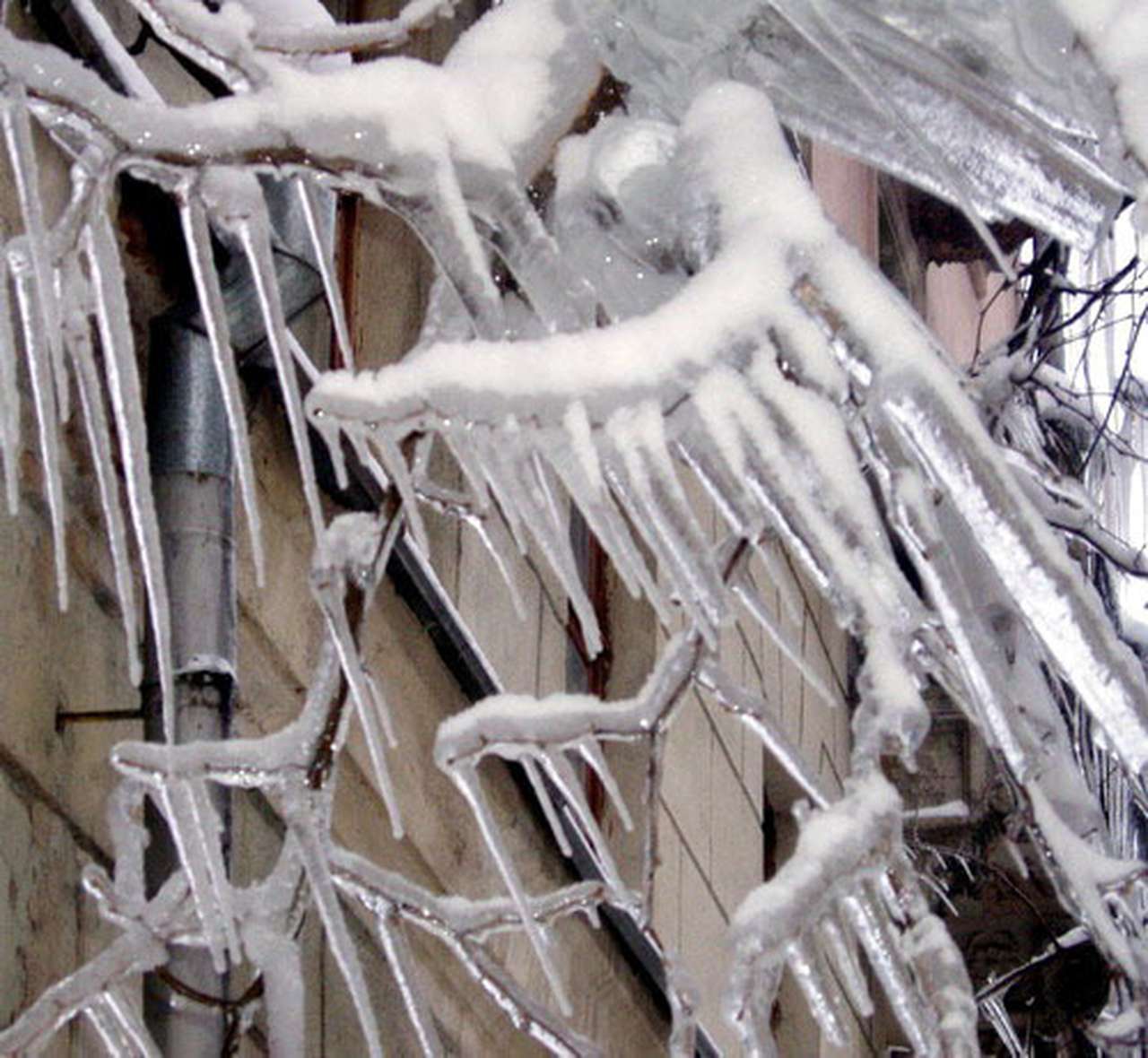 Ледяной дождь оборвал провода