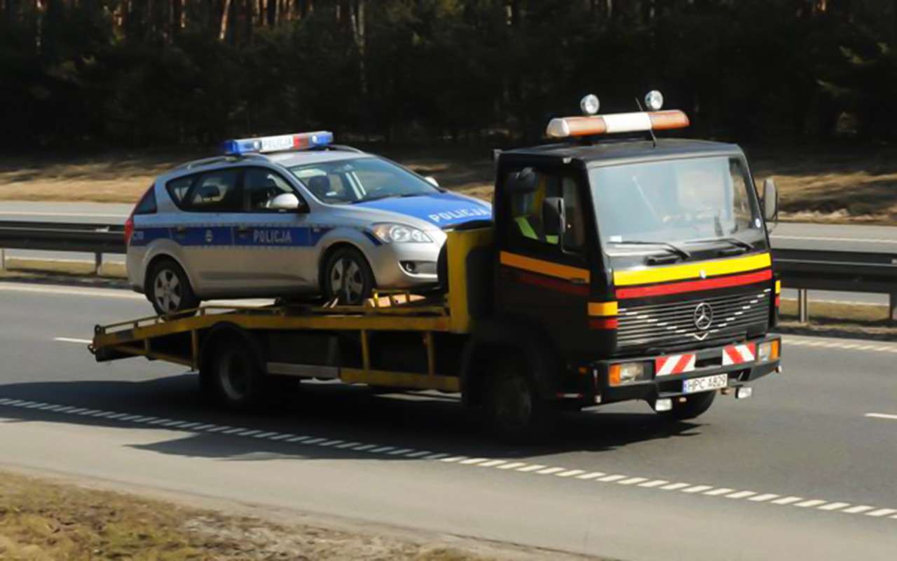 Полицейские оштрафовали водителя за неисправности. Но их машина оказалась хуже!