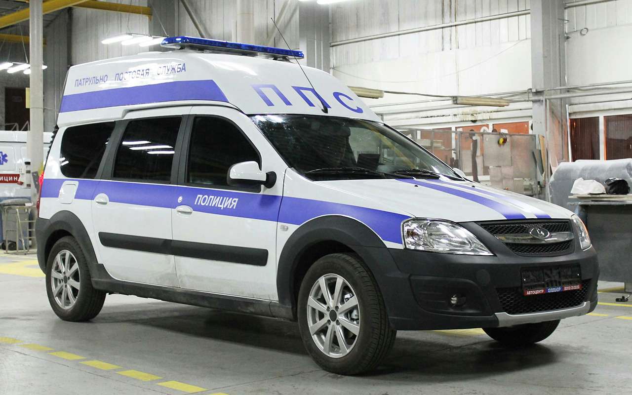 Для нужд полиции компания выпускает сразу несколько модификаций «Куба». Это может быть как автомобиль патрульно-постовой службы с обыкновенными задними дверьми и наращенной крышей (на фото), так и вариант с полностью переделанной задней частью и высокими дверьми – такие машины компания собирается поставлять кинологам.