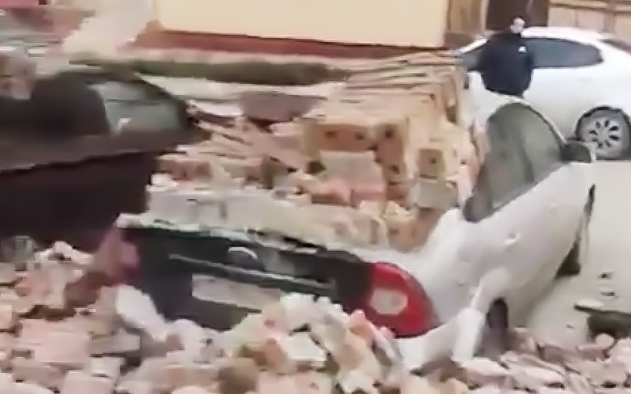 Больно смотреть: рухнувший кирпичный забор разбил 9 машин