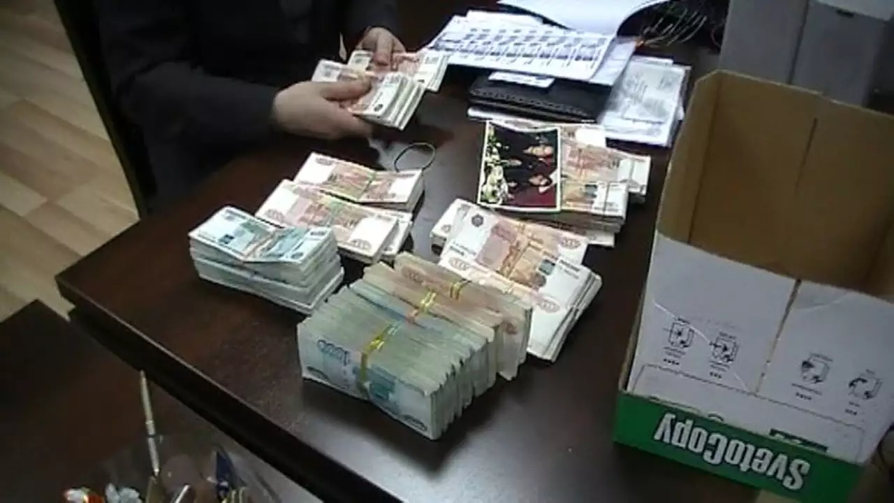 В Москве задержали работников автосалона, вынуждавших клиентов брать кредиты