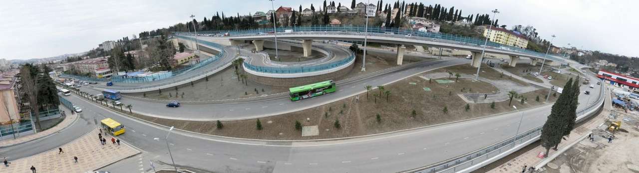 Двухуровневая автотранспортная развязка, очередной Олимпийский объект, введена вчера в эксплуатацию в Сочи, причем с трехмесячным опережением графика.