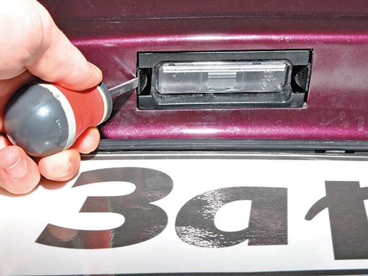 Замена лампочки или Енот-Кутузов :):):) - Nissan Note (1G), 1,4 л, 2007 года сво