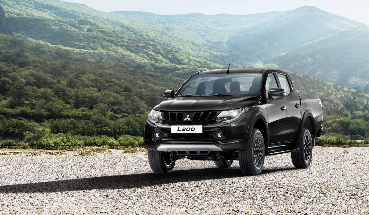Весь в черном: лимитированная версия Mitsubishi L200 появилась в автосалонах