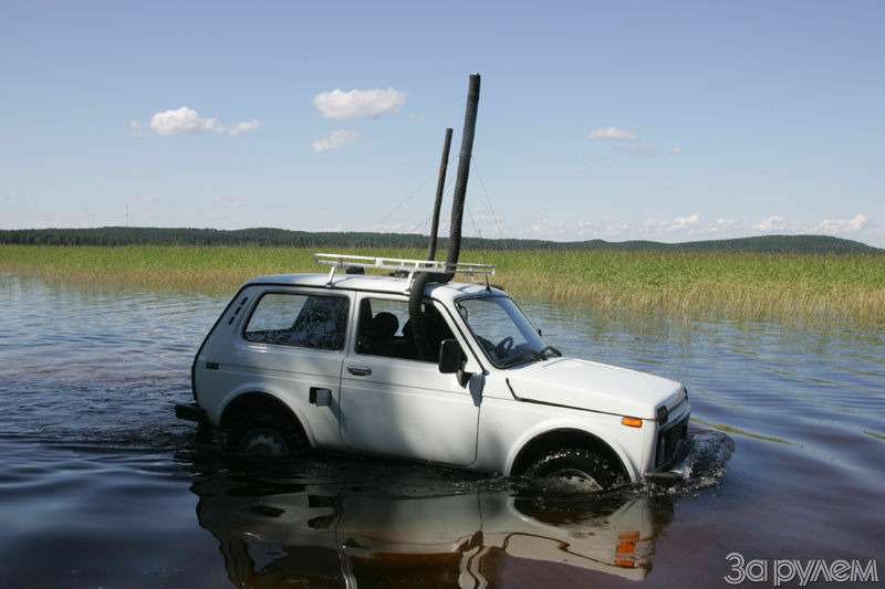 Нива по воде едет