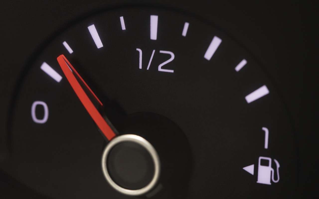 Почему врет указатель уровня топлива и чем это грозит