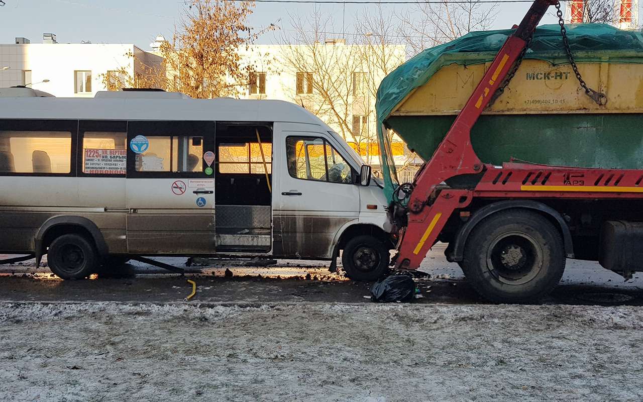 В Москве маршрутка столкнулась с мусоровозом. Есть раненые