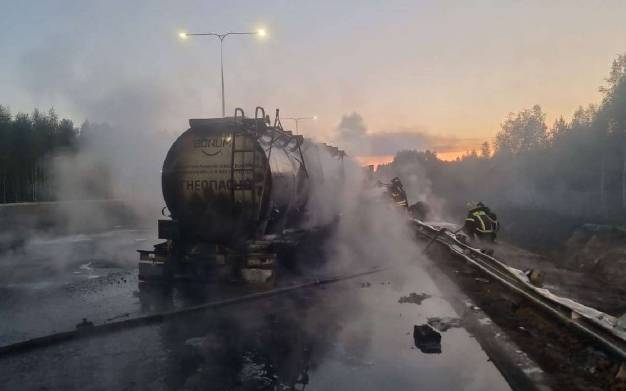 Бензовоз столкнулся с грузовиком и эвакуатором: подробности смертельного ДТП