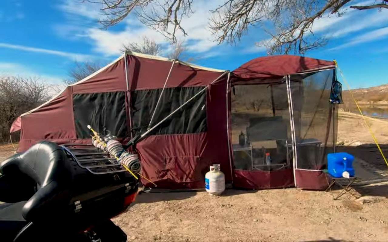 Скоро лето! Вот мотокемпер с кухней и огромной кроватью