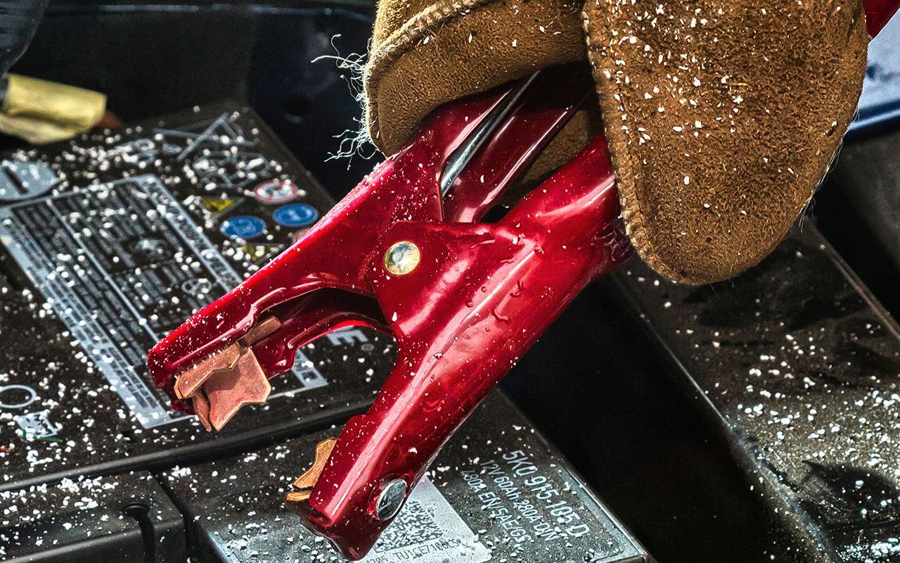 Как завести двигатель, если АКБ села: провода или бустер?