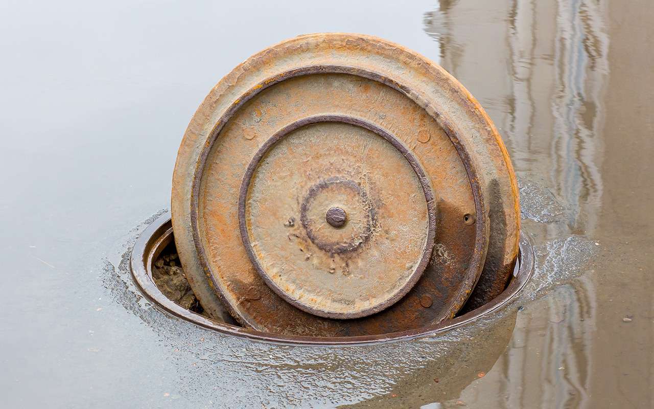 Канализационный люк катился по дороге и покалечил машину. Владелец пошел в суд