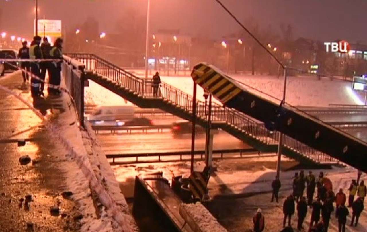 В Москве грузовик упал с эстакады ТТК на железнодорожные пути