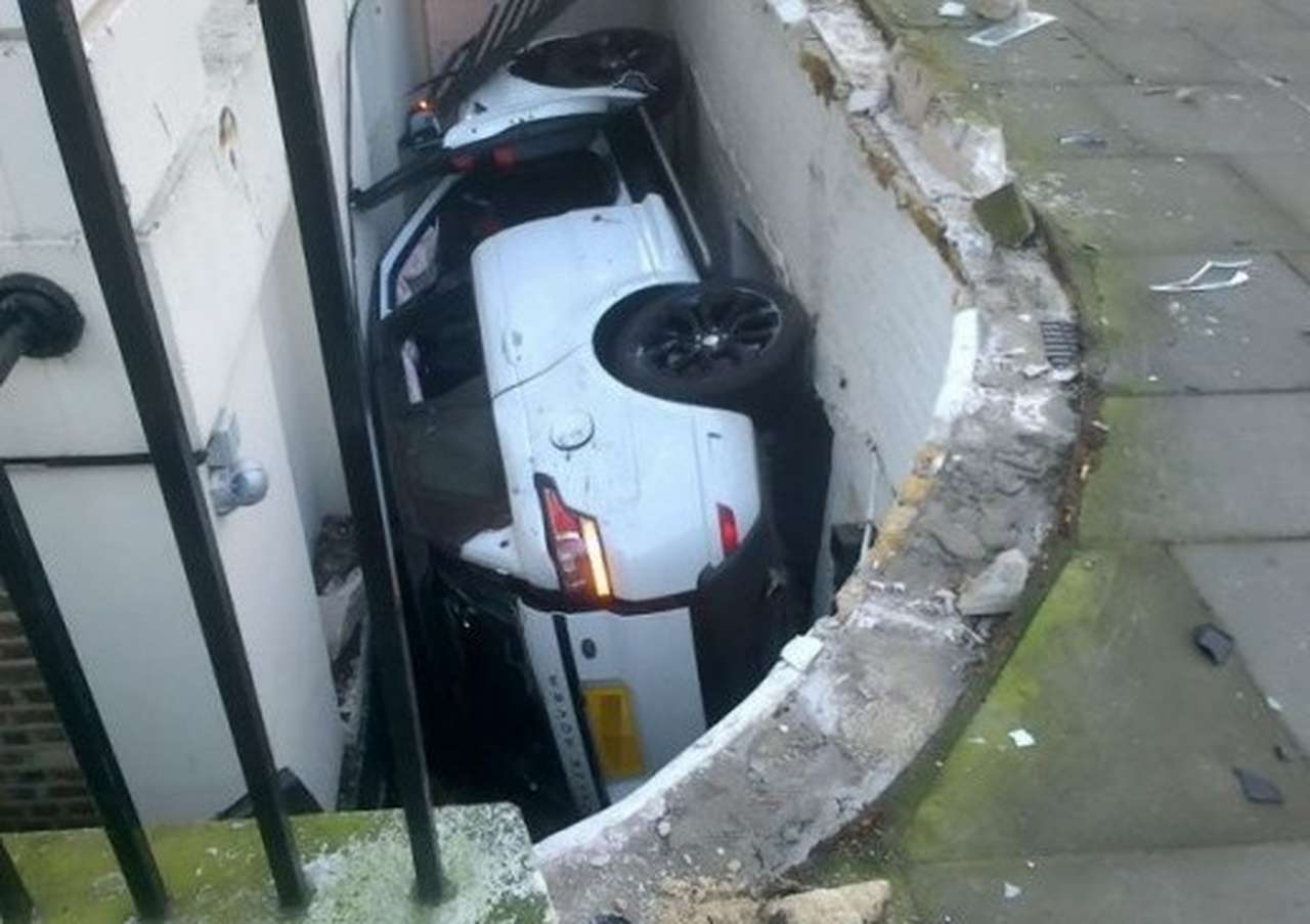 Женщина «удачно» припарковала свой Range Rover в подвал