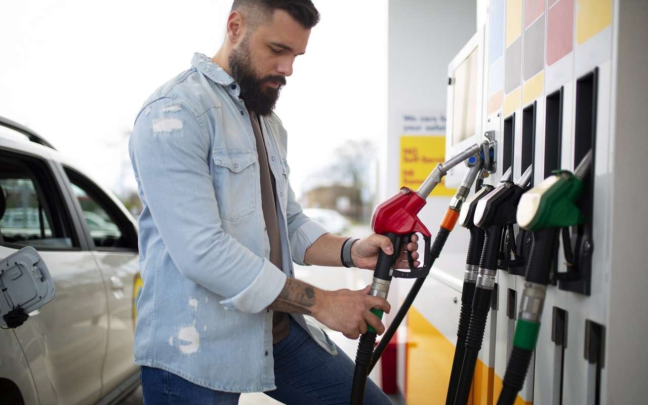 Экспорт бензина из РФ полностью запретили: остановит ли это рост цен на заправках?