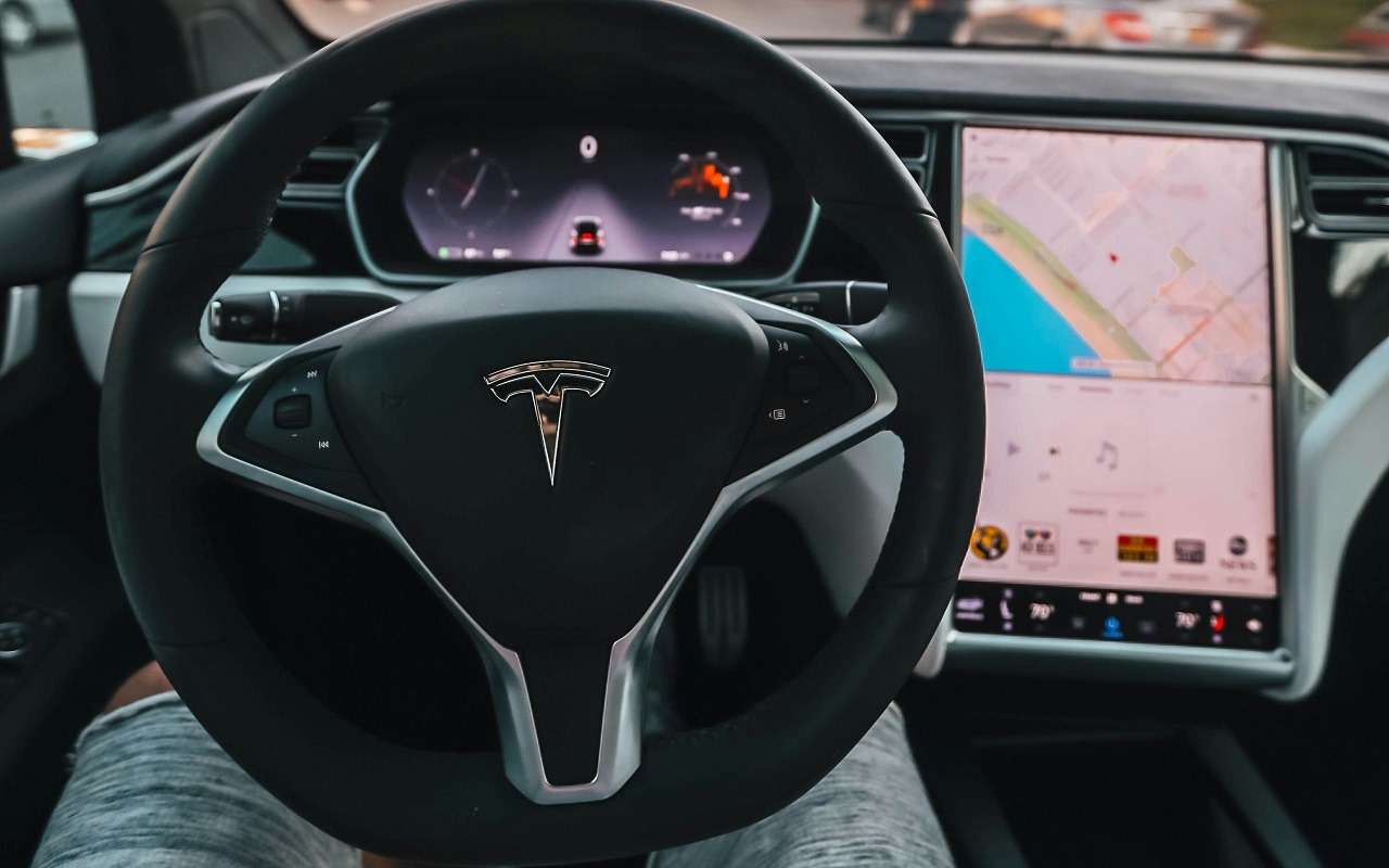Автопилот Tesla чуть не пожертвовал водителем ради спасения пешехода