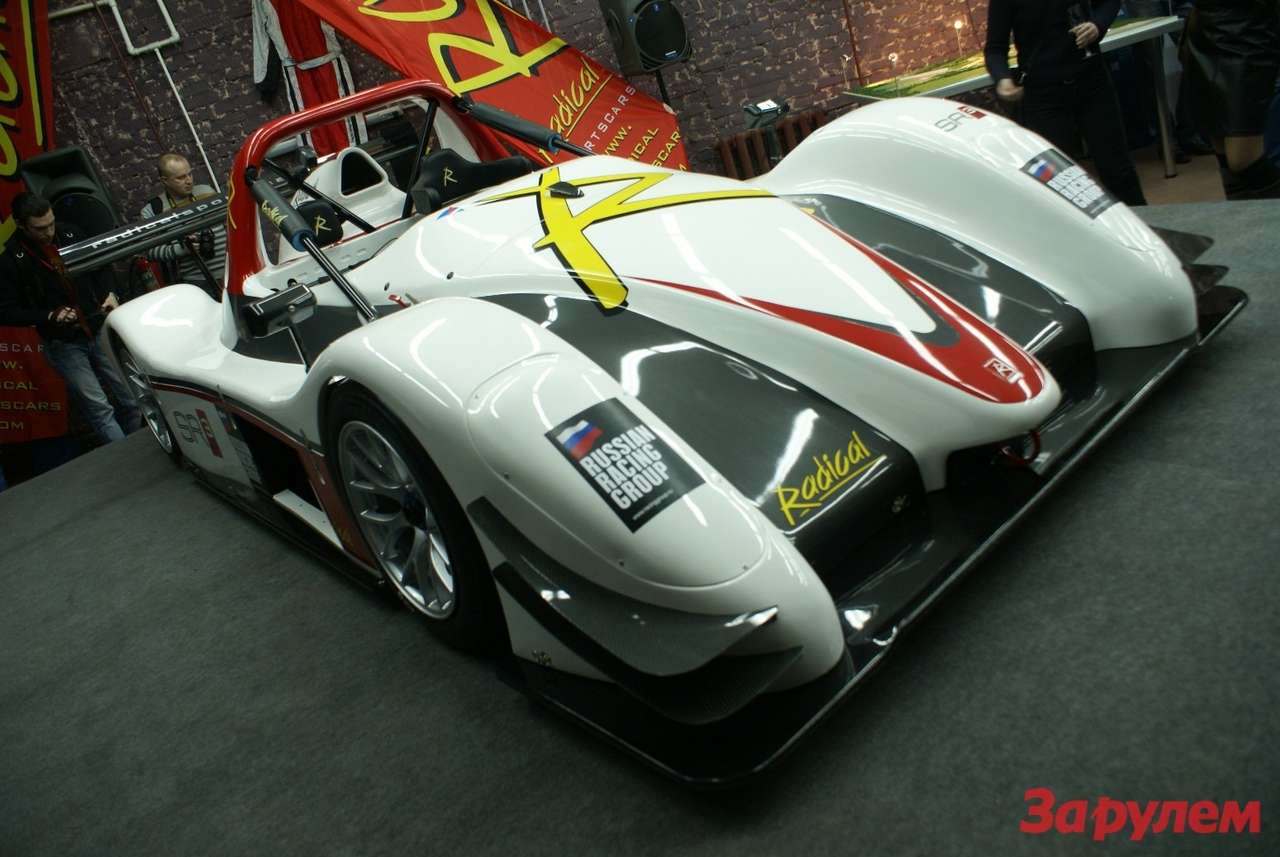 Модель SR3 RS, которая будет продаваться в России, комплектуется мотоциклетным мотором Suzuki (1,5 л, 260 л.с.) и 6-ступенчатой секвентальной КПП