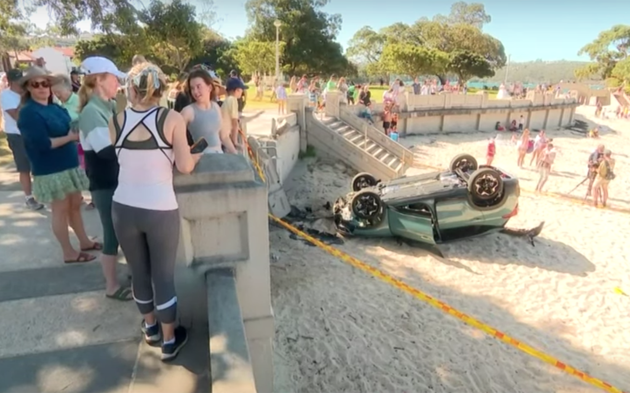 В море прямо на автомобиле? Так бывает